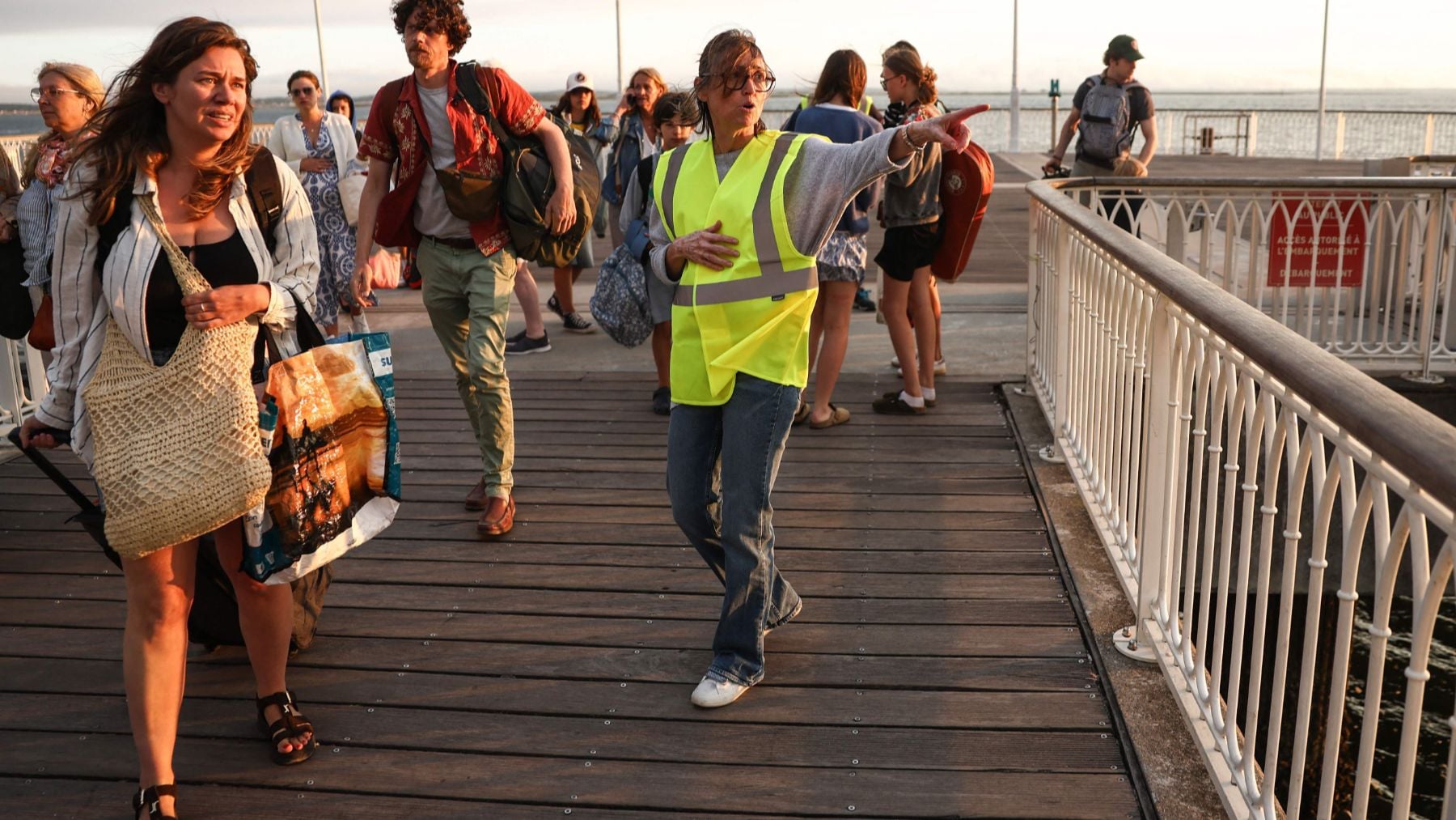 Voluntarios evacúan a los veraneantes en la zona de Arcachón (Francia) afectados por las llamas. (FOTO: AFP / Europa Press).