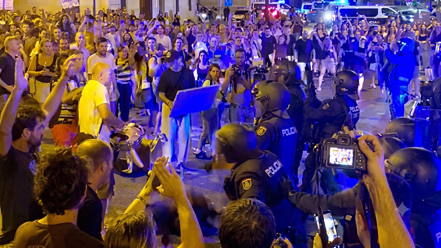 Detenido un joven de 19 años por dar puñetazos y patadas a varios policías durante la protesta contra el turismo en Palma