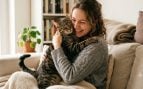 Una persona con su gato en el sofá