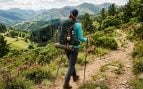 Imagen de una persona de excursión por el campo