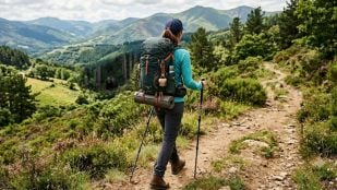 Imagen de una persona de excursión por el campo