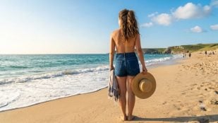 Imagen de una persona en la playa