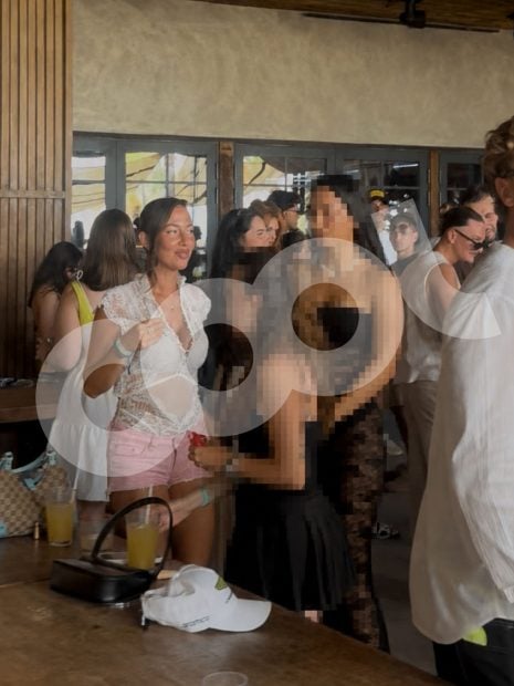 Paddy Noarbe y sus amigas en Ibiza. (Foto: COOL)