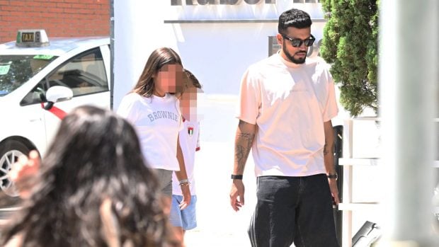 Ezequiel Garay y sus hijos en com&uacute;n con Tamara Gorro. (Foto: Europa Press)