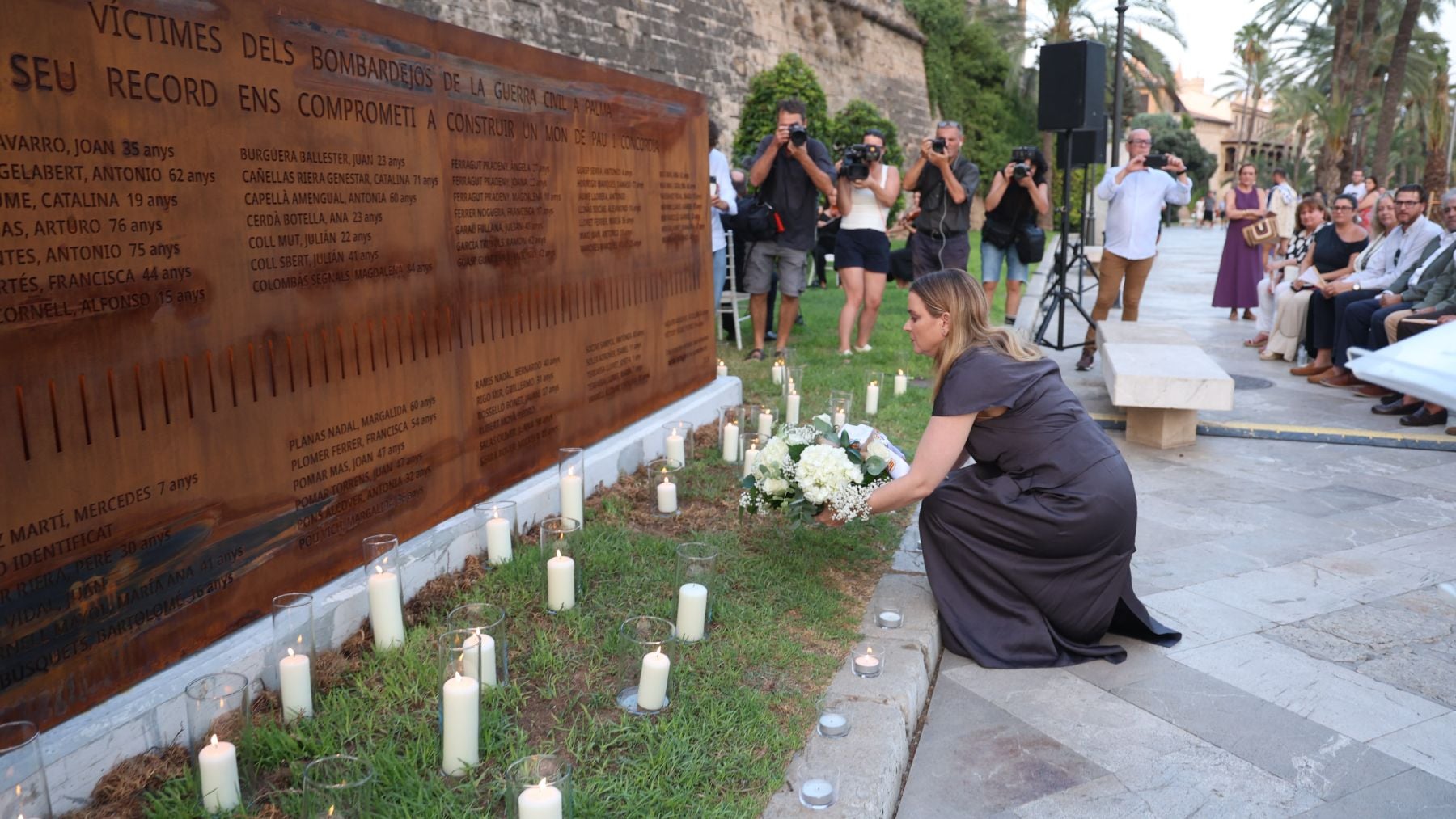 Prohens inaugura el Muro de la Dignidad que honra a las 73 víctimas de los bombardeos republicanos sobre Palma