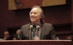 Joan Manuel Serrat recibe la condecoración 