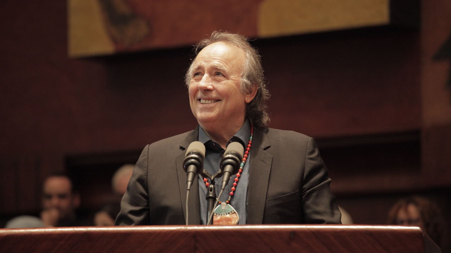 Joan Manuel Serrat, cantautor español (82 años), sobre la vejez: esta sociedad ingrata tiene una cierta tendencia a no solamente permitir que uno se jubile, sino a jubilarlo obligatoriamente