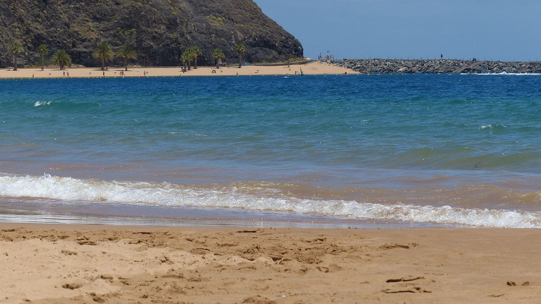 La joya secreta de la Costa Tropical de Granada: está escondida entre rocas y presume de un agua de azul eléctrico