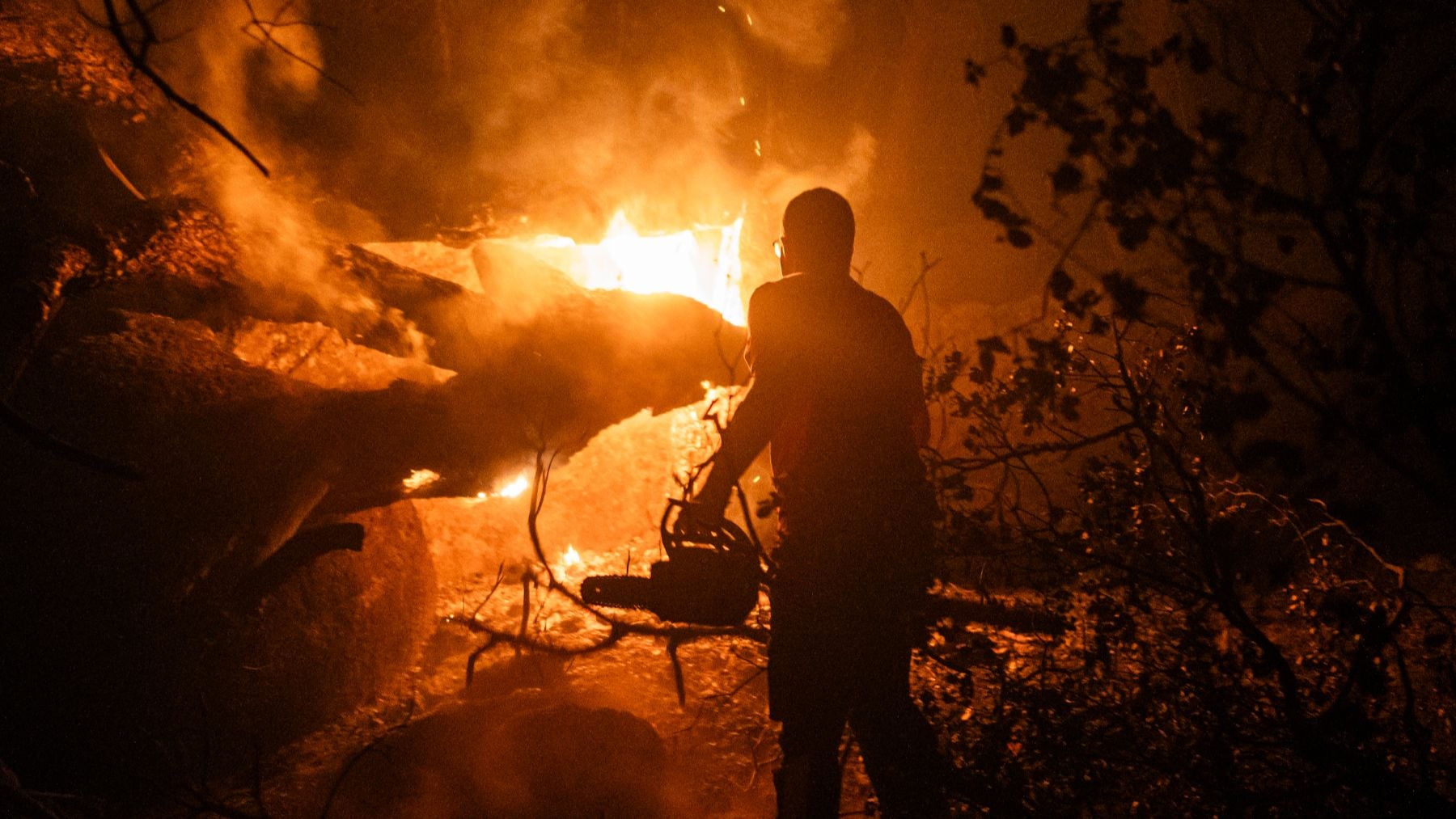 Una persona trabaja en las labores de extinción del incendio forestal, ayer 26 de julio, en el Valle del Tiétar (Ávila). (Foto: Europa Press).