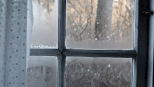 Poner una cuchara en la ventana de casa: para qué sirve y por qué recomiendan hacerlo