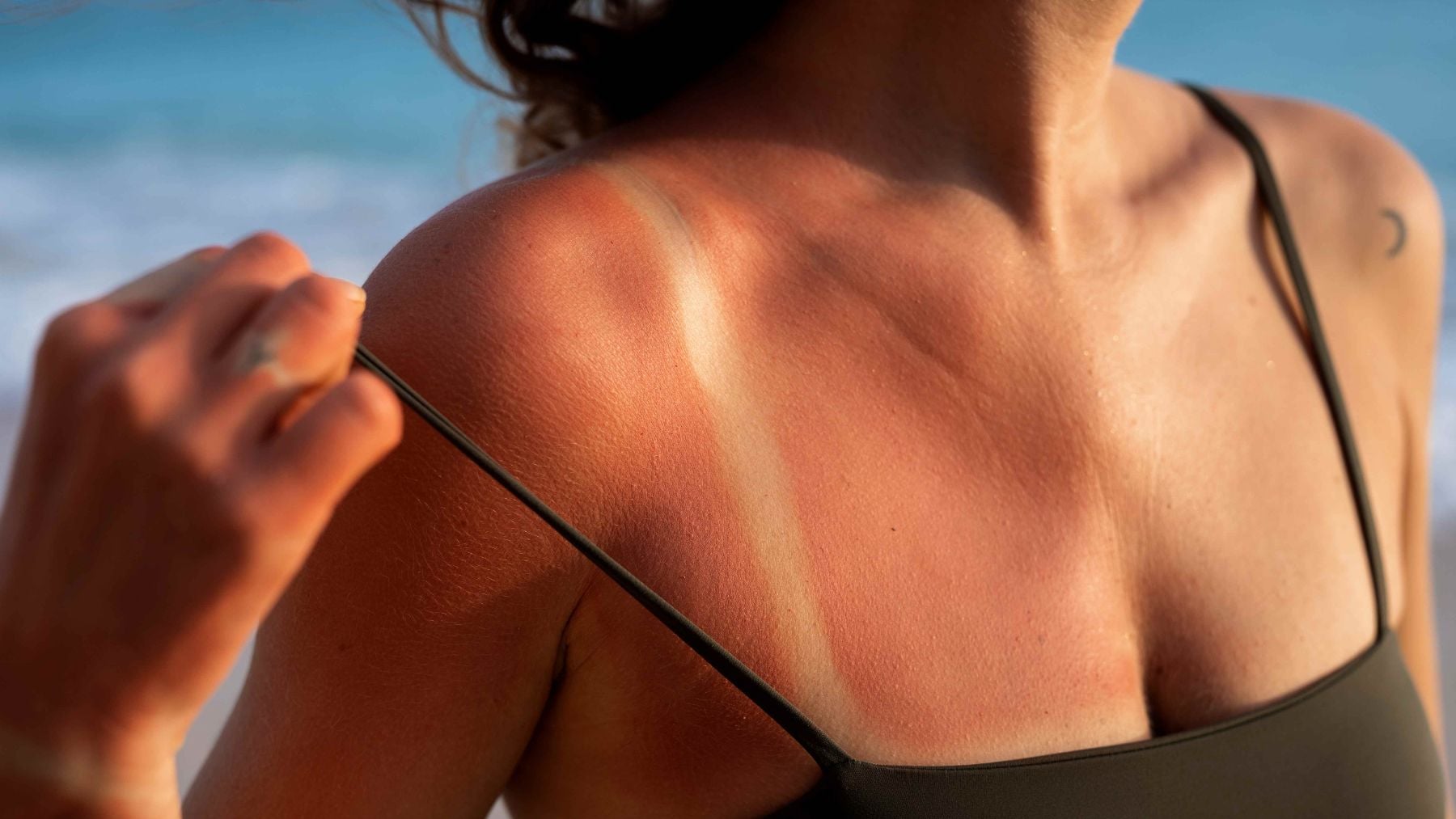 Buscar el pico del índice UV para broncearse: la peligrosa tendencia que ya es viral entre los jóvenes