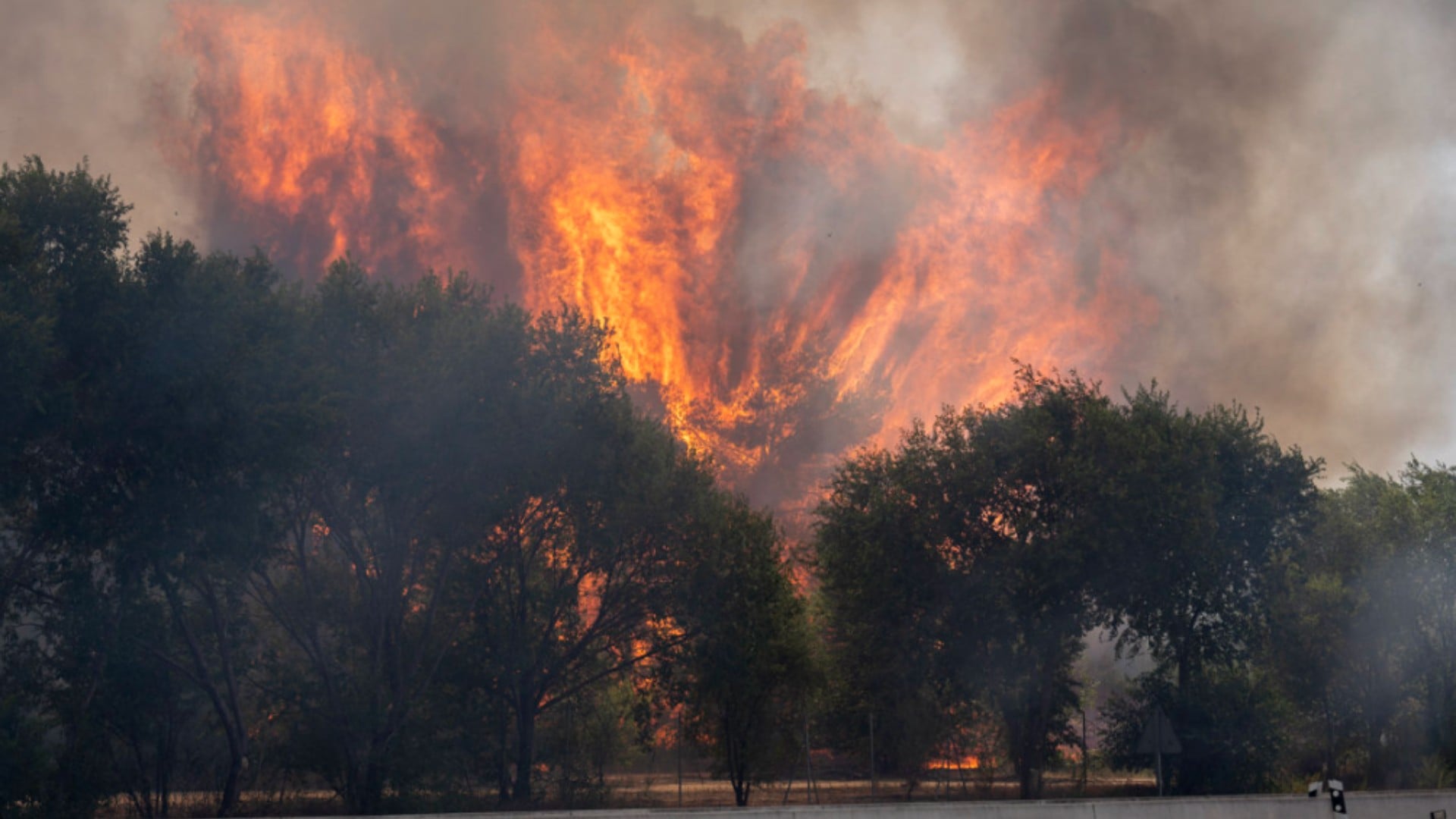 Los bomberos contienen el avance del incendio en Valdemaqueda pero sigue preocupando el Pantano de San Juan