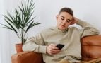 Francia prohíbe redes sociales a menores