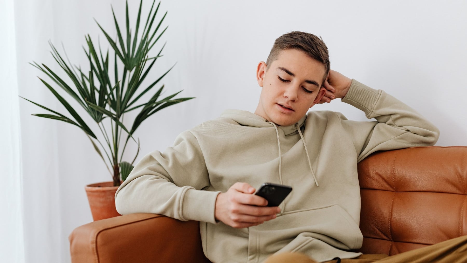 Francia se convierte en ejemplo para España: es el primer país en Europa en vetar el acceso a redes sociales a menores