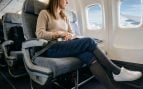 Una mujer en un avión con las medias de compresión