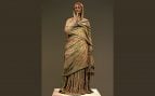 La Dama de Kálimnos, la estatua de bronce hallada en 1994 en aguas de la isla griega, con la cabeza velada y una mano alzada frente al rostro. Foto: Museo Arqueológico de Kálimnos / Ministerio de Cultura y Deportes de Grecia