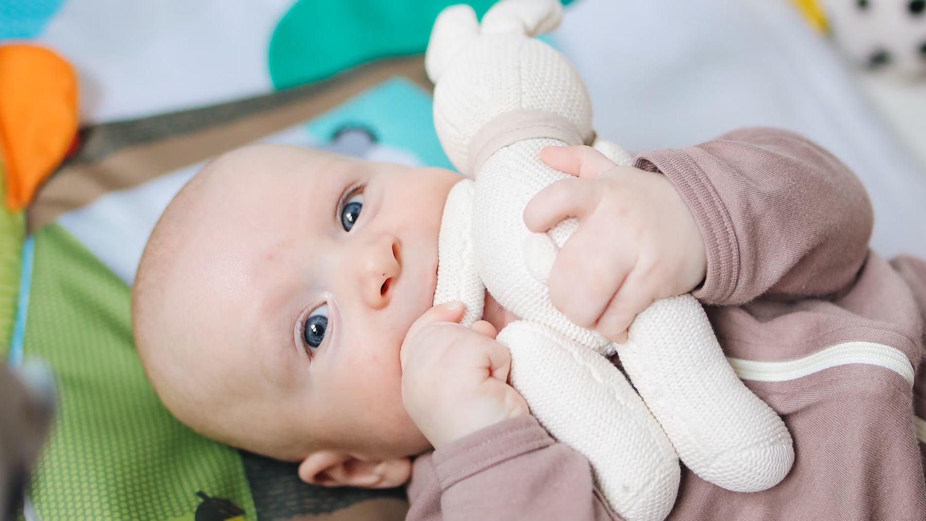 Los pediatras llegan a la conclusión de que si tu bebé se mete cosas en la boca no es porque tenga hambre, más bien constituye un signo de inteligencia