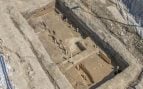 Restos del muro de madera y tierra del primer campamento de tropas de Vindonissa. Para una mejor visibilidad, se colocan modernas maderas cuadradas en los fosos de los postes. Crédito de la imagen: Arqueología cantonal, © Cantón de Argovia