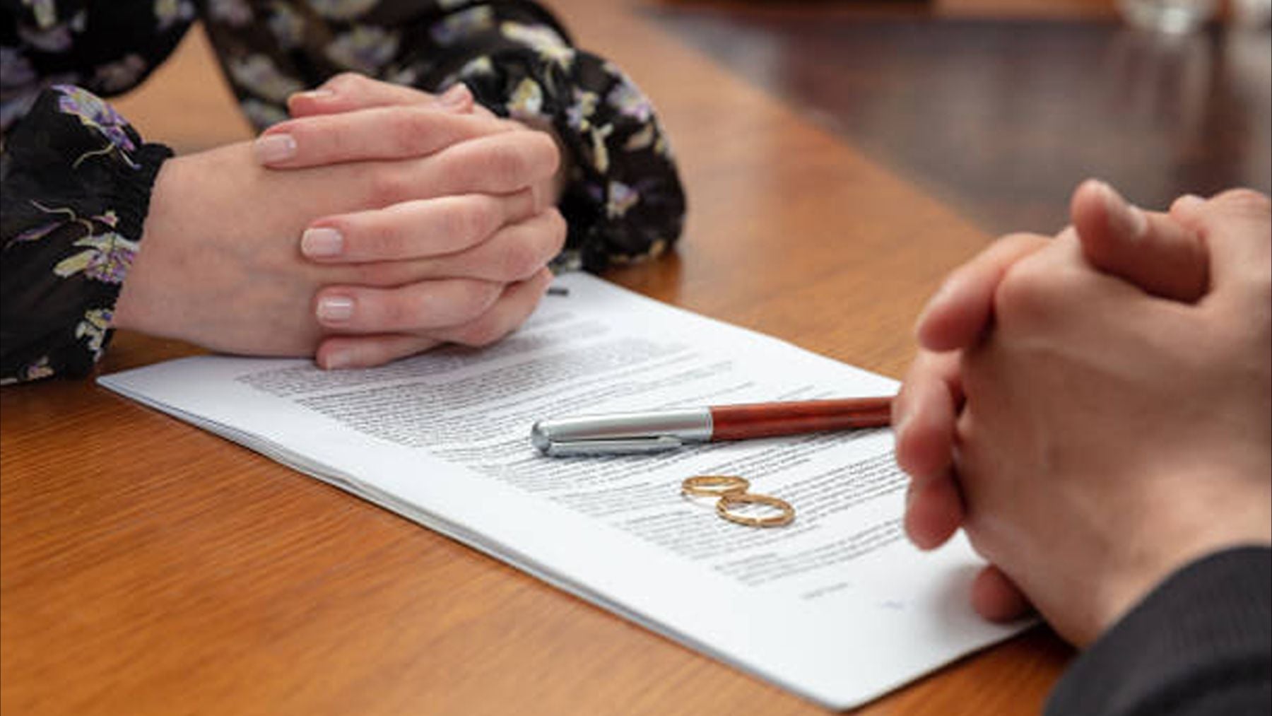 ¿Qué sucede con la división de bienes en caso de divorcio si el motivo ha sido una relación extramatrimonial por una de las partes?