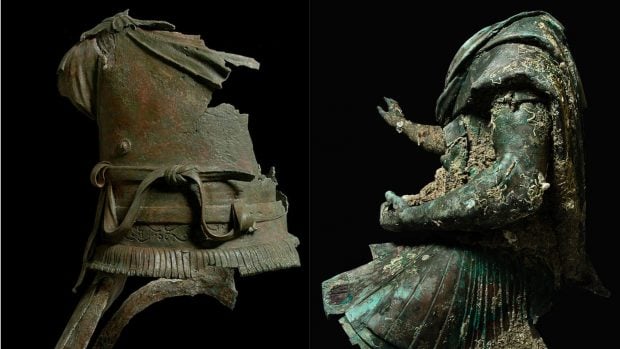 Torso de jinete de bronce hallado en 2006 (izquierda) y pieza m&aacute;s completa del mismo conjunto, hallada en 2009, ambas recuperadas en aguas al sur de K&aacute;limnos. Foto: Museo J. Paul Getty