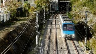 Un tren saliendo de un túnel. Foto: Freepik