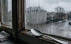 cuchara de metal sobre la ventana