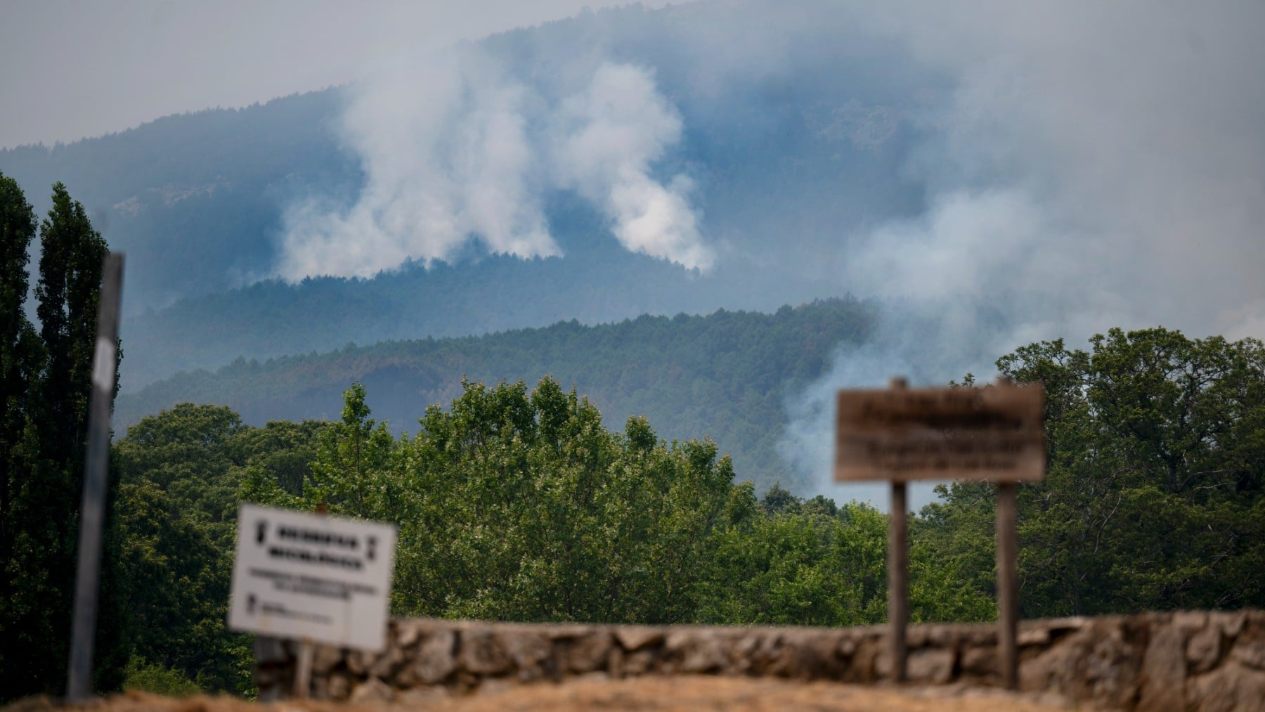 Lucha contrarreloj en Ávila y Madrid contra los incendios ante la llegada de la cuarta ola de calor