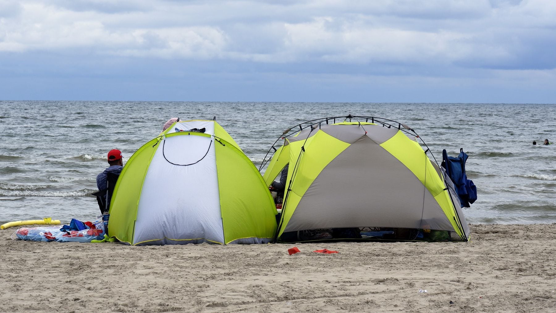 Adiós a las sombrillas aparatosas: Lidl tiene la tienda de playa desplegable con protección UV 30 que no pesa nada