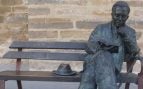 Fotografía de la estatua de Antonio Machado, colocada en la calle San Pablo de Baeza (Jaén). Crédito: Huanghuibi, CC BY-SA 4.0 - Wikimedia Commons