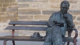 Fotografía de la estatua de Antonio Machado, colocada en la calle San Pablo de Baeza (Jaén). Crédito: Huanghuibi, CC BY-SA 4.0 - Wikimedia Commons