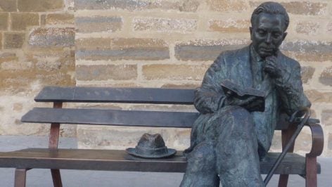 Fotografía de la estatua de Antonio Machado, colocada en la calle San Pablo de Baeza (Jaén). Crédito: Huanghuibi, CC BY-SA 4.0 – Wikimedia Commons