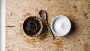 Mezclar café con bicarbonato