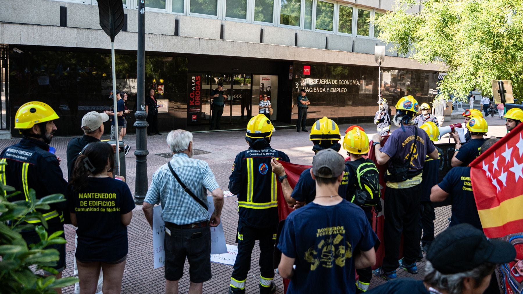Ayuso aguanta el pulso a los 61 bomberos en huelga durante los incendios que exigen plaza fija sin oposición
