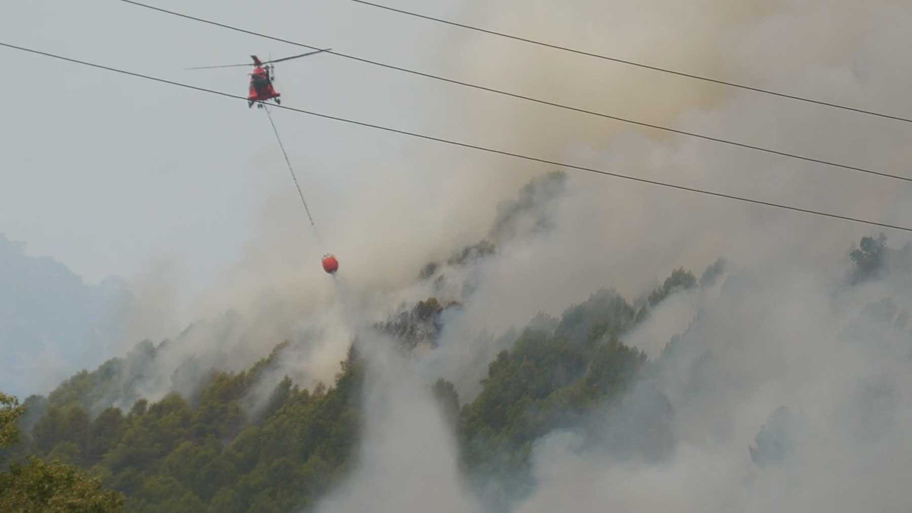 Los bomberos detienen el avance del incendio de Vall de Uxó que ha calcinado 9.300 hectáreas
