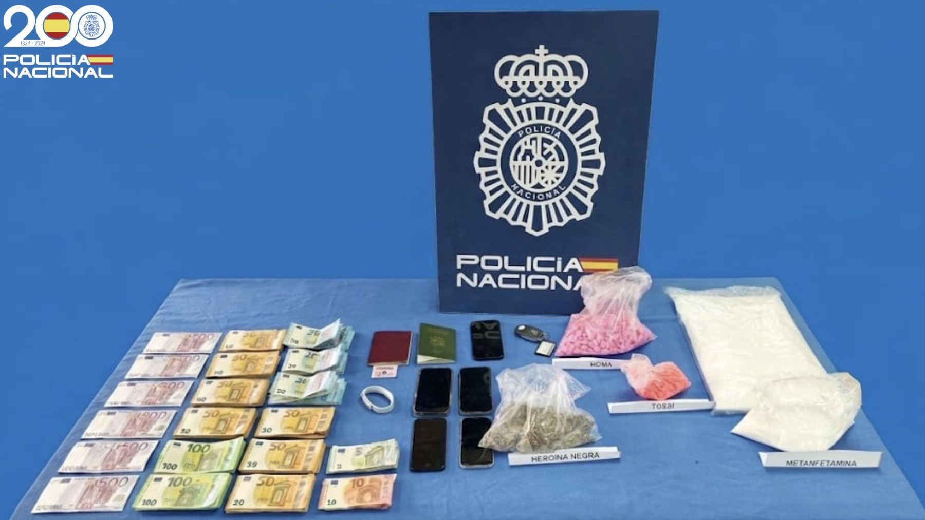 Dinero y sustancias estupefacientes incautadas al detenido.