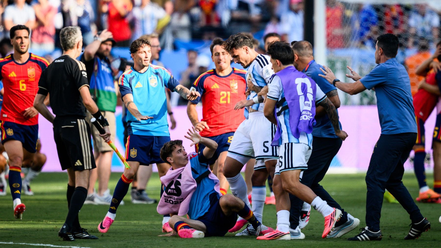 La FIFA abre una investigación por la tangana de la final del Mundial a cuatro argentinos y a Gavi