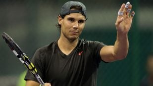 Rafael Nadal durante un entrenamiento en Doha. Foto: Estadio de Doha Plus Qatar/Vinod Divakaran, CC BY 2.0, vía Wikimedia Commons