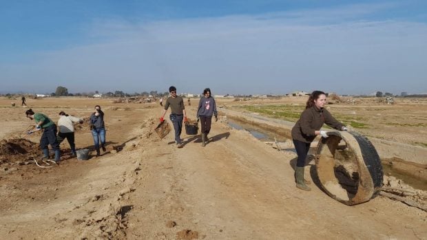 Voluntarios retirando residuos en la Albufera tras la DANA. (Foto: Europa Press).