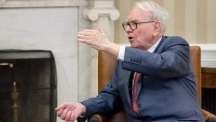 Warren Buffett en la Oficina Oval, el 18 de julio de 2011. (Foto oficial de la Casa Blanca por Pete Souza)