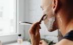 Los dermatólogos advierten del error al afeitarse que cometen 9 de cada 10 personas: con este pequeño cambio puedes evitar la irritación y los cortes