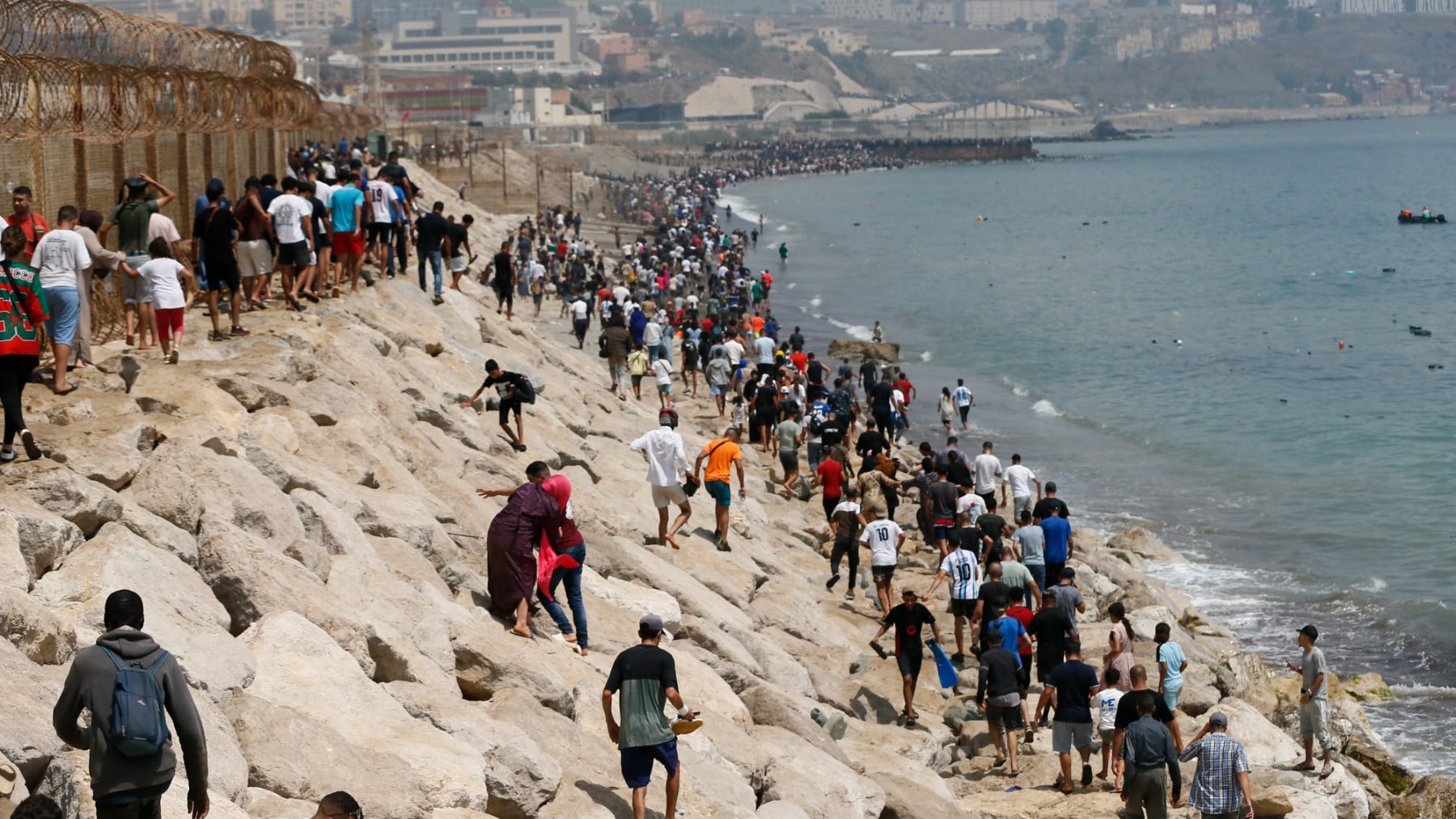 Miles de marroquíes en la frontera con Ceuta entrando ilegalmente en España. (Foto: EFE)