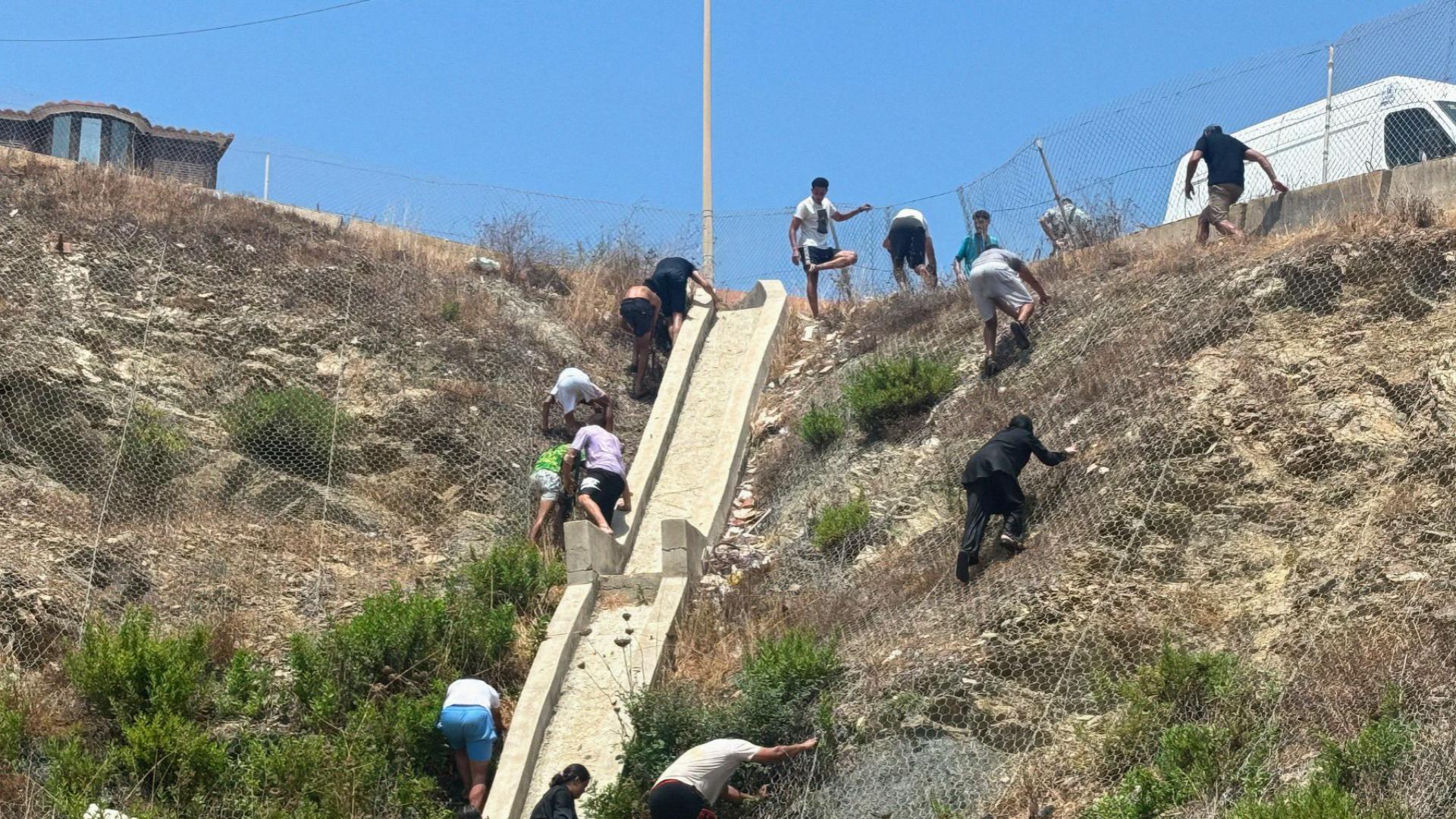 Miles de inmigrantes entran en Ceuta, en directo hoy: última hora de la crisis migratoria en España