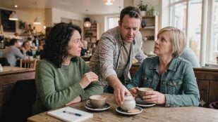 Hombre interrumpiendo una conversación. Imagen generada con IA.