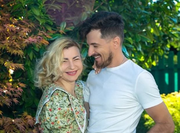 Radu S&icirc;rbu, ex cantante del grupo O-Zone, junto a su mujer (Instagram).