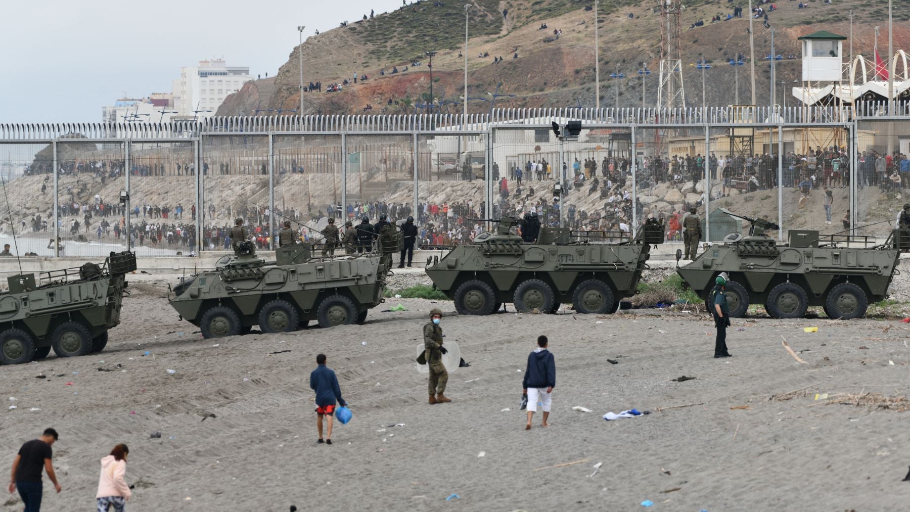 Sánchez moviliza al Ejército en Ceuta para reforzar a la Guardia Civil ante la avalancha migratoria