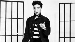 Elvis Presley promocionando Jailhouse Rock. Foto: Biblioteca del Congreso, Metro-Goldwyn-Mayer, Inc. dominio público, vía Wikimedia Commons