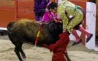 Morante de la Puebla sufre una cogida durante la corrida nocturna de Palma