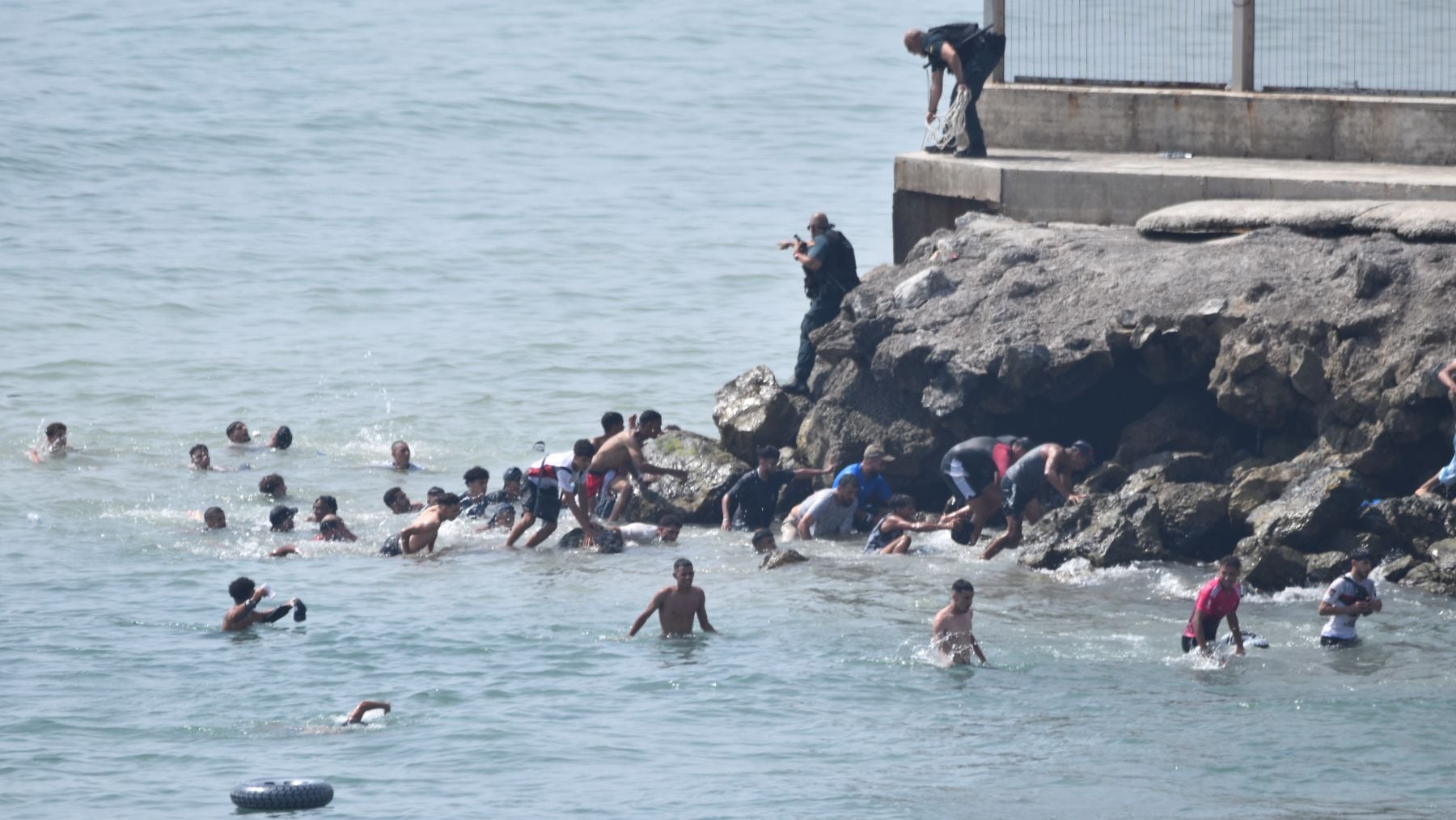 Recuperan los cadáveres de nueve inmigrantes que trataban de entrar por mar en la avalancha sobre Ceuta