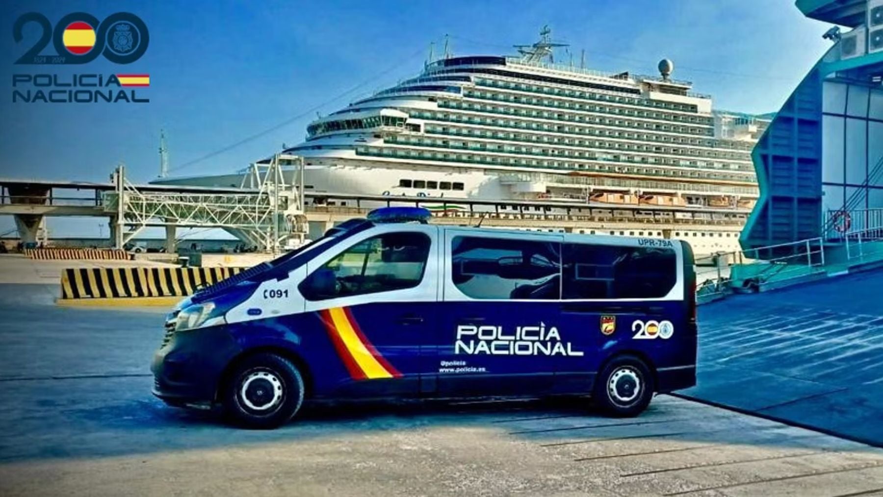 Imagen de un furgón policial frente al muelle donde atracan los cruceros en el puerto.