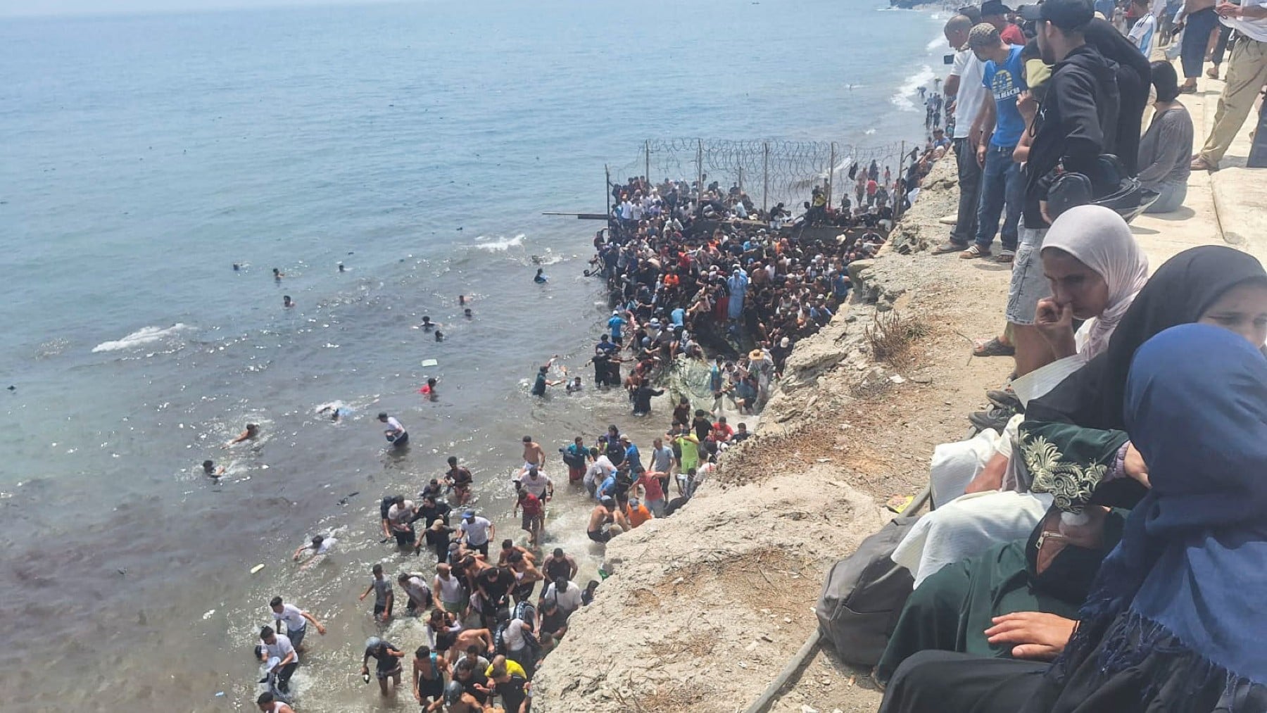 Las imágenes más impactantes del mayor asalto a Ceuta desatado por Marruecos desde la crisis de 2021